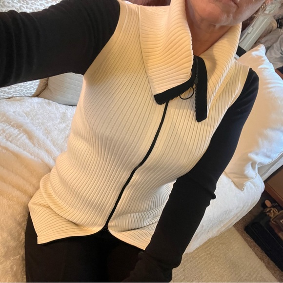 AKRIS PUNTO Vest- off white knit vest with black Euro zipper fits a 2-6 size - Picture 3 of 16